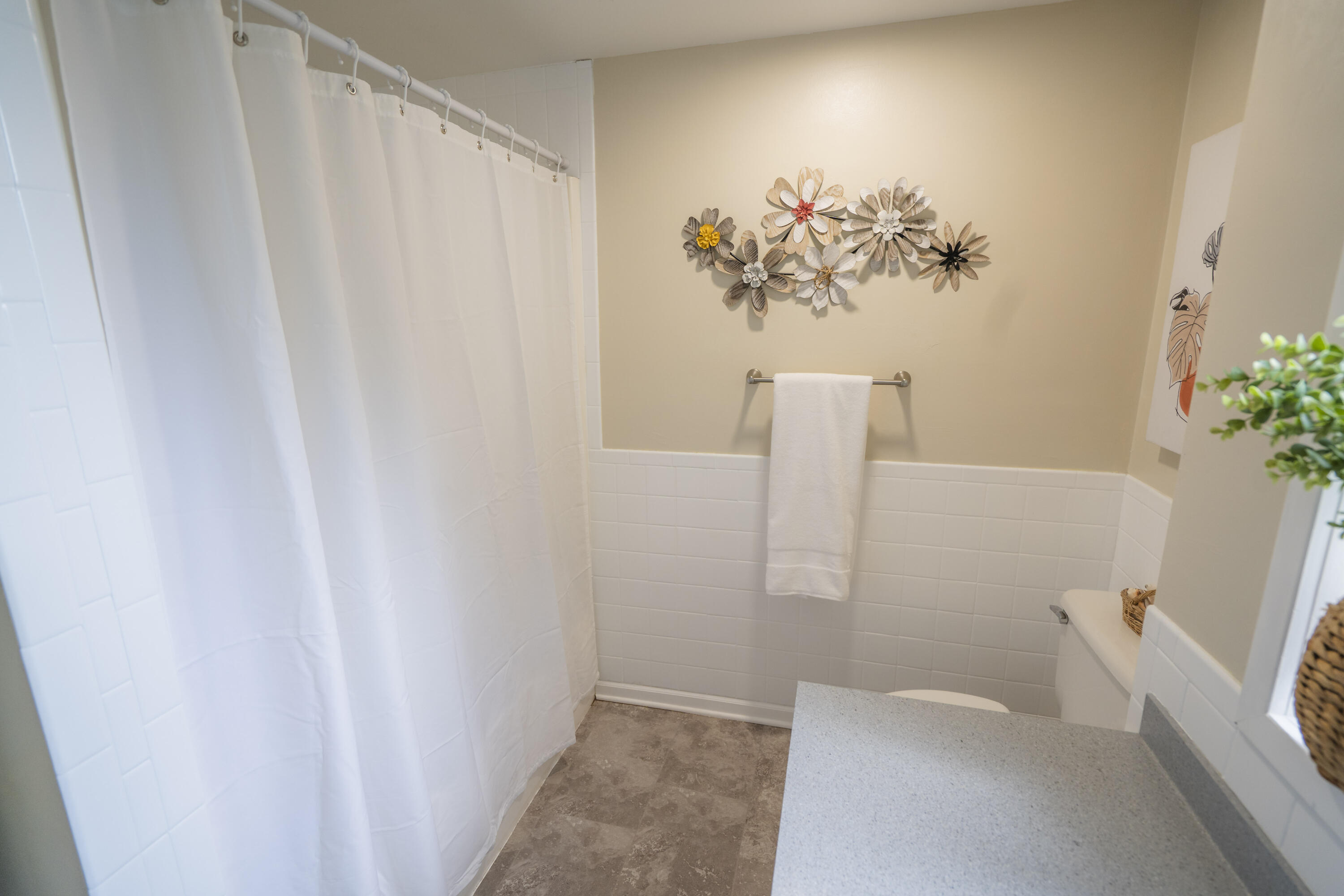 6611 Crooked Creek Road Tallahassee, FL 32311 - Photo 32 of 50 a view of a hallway