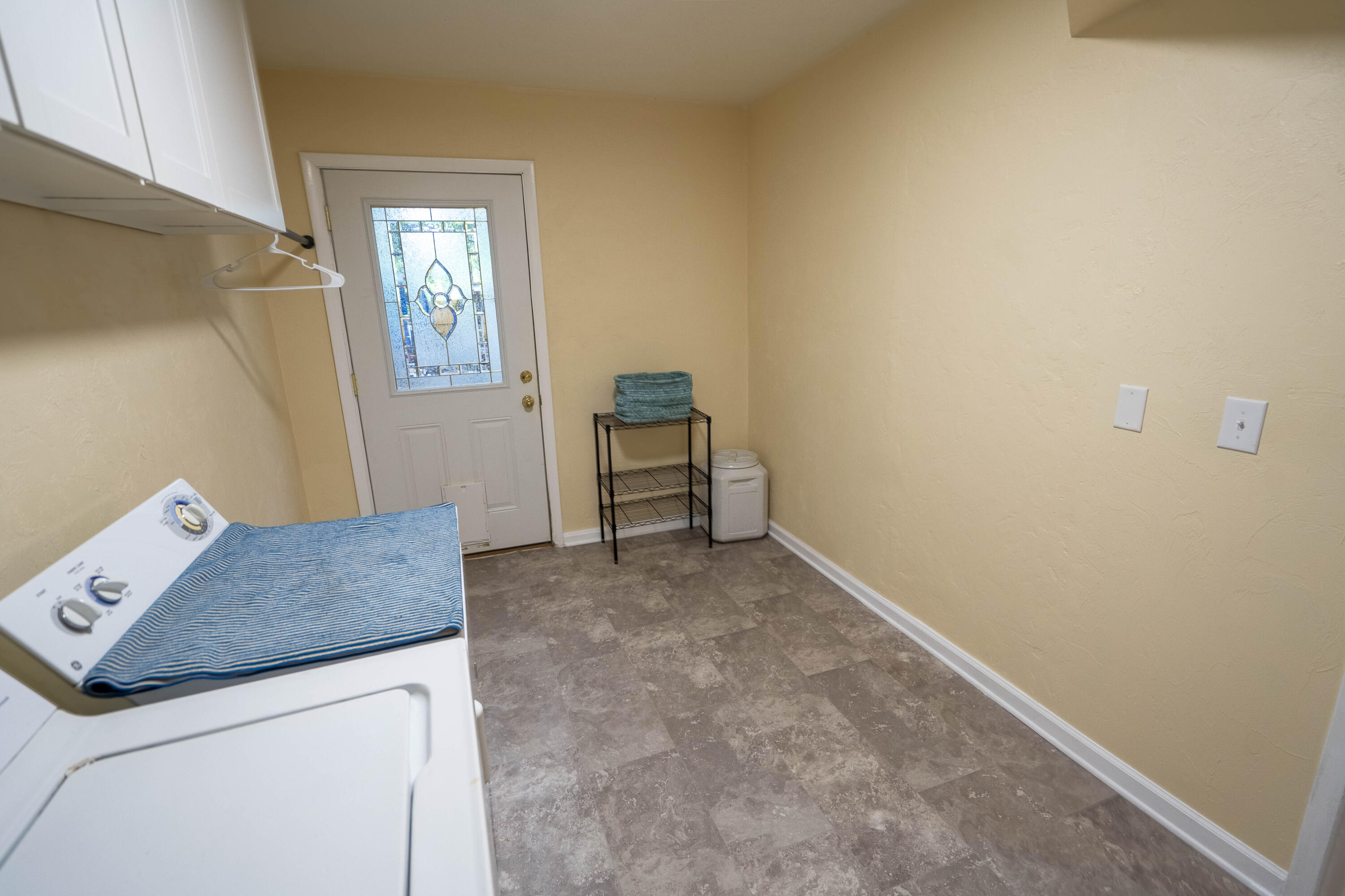 6611 Crooked Creek Road Tallahassee, FL 32311 - Photo 37 of 50 a room with furniture and a window