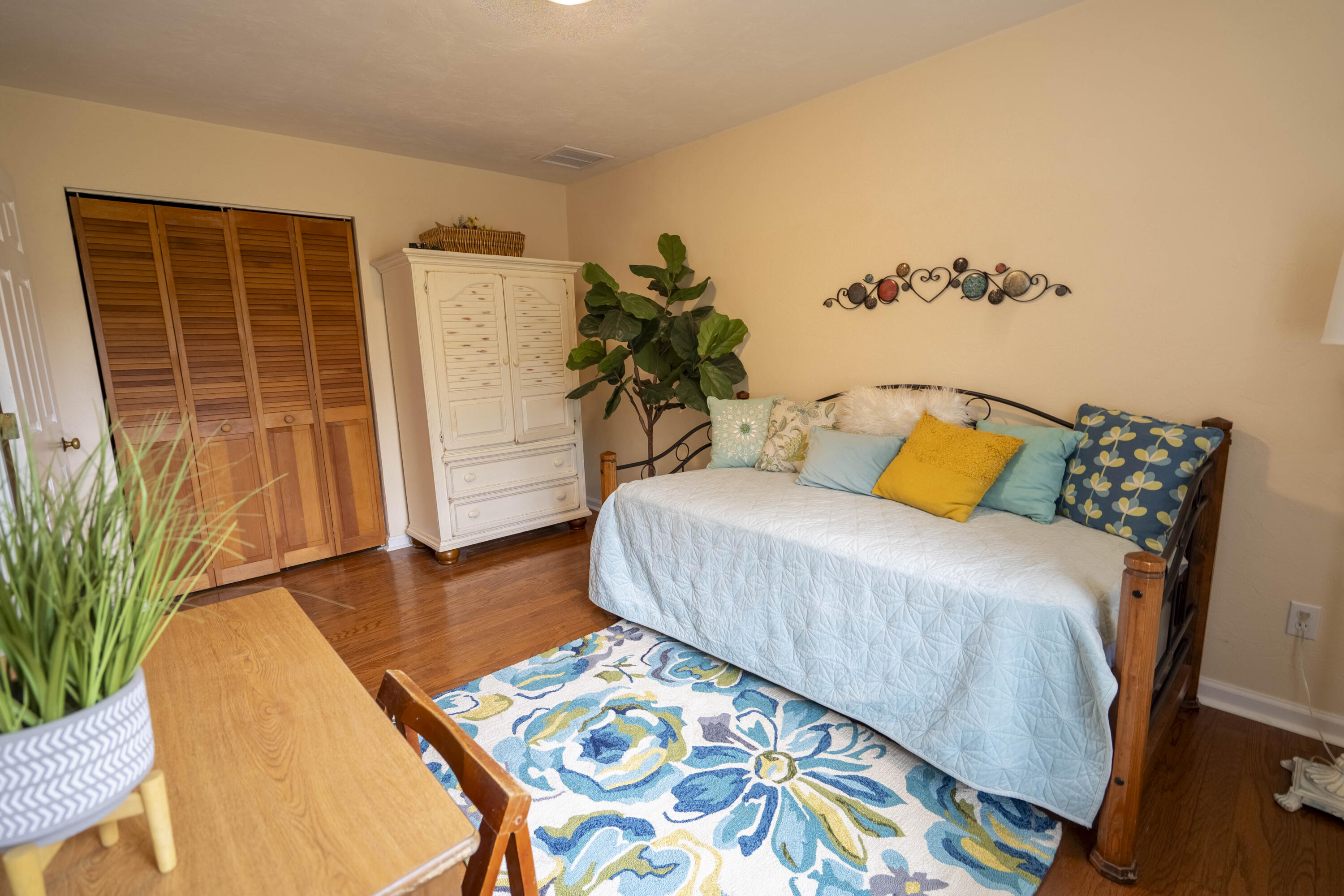 6611 Crooked Creek Road Tallahassee, FL 32311 - Photo 42 of 50 a bedroom with a bed and a potted plant