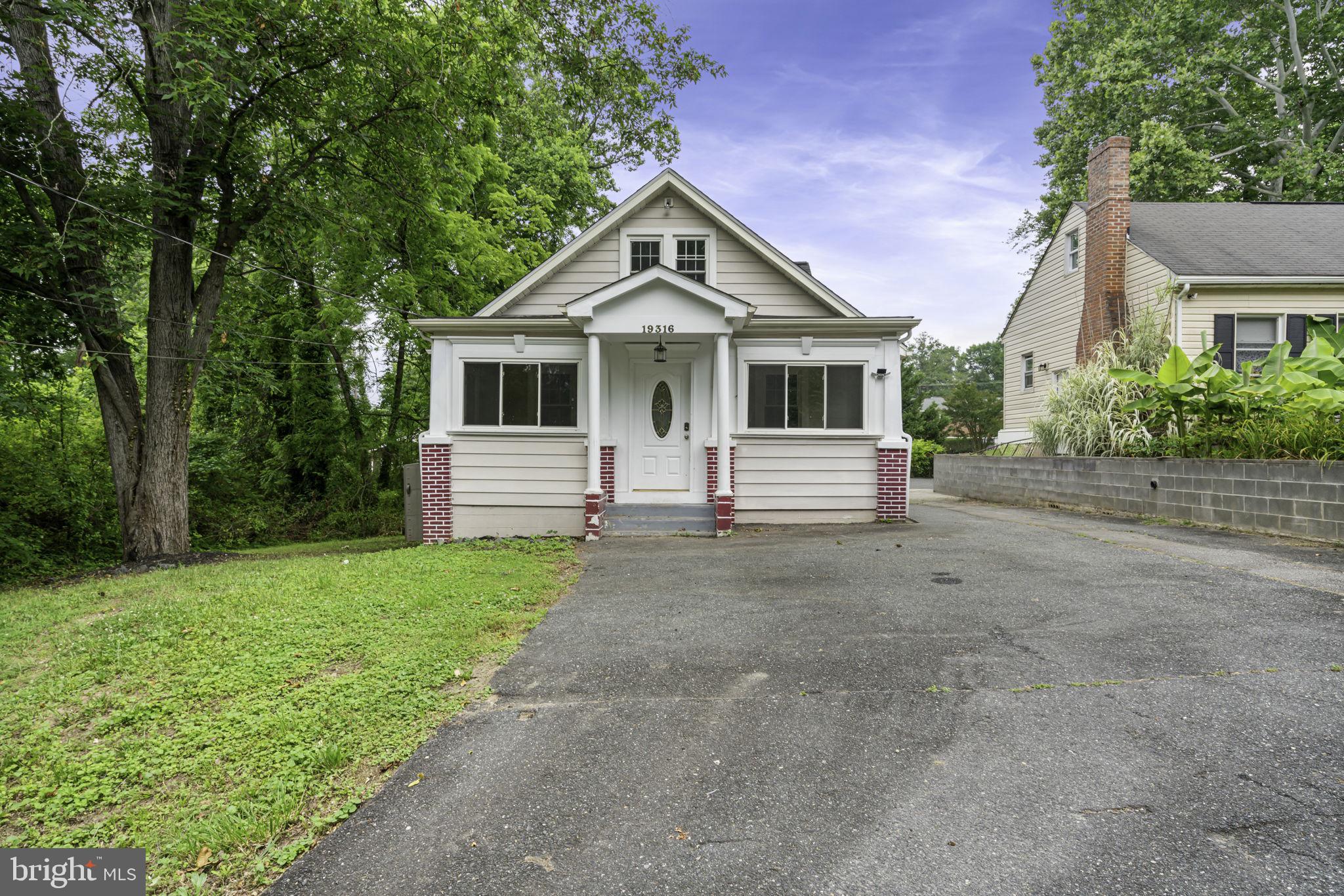 19316 Weaver Road Triangle, VA 22172 - Photo 2 of 33 a front view of a house with yard
