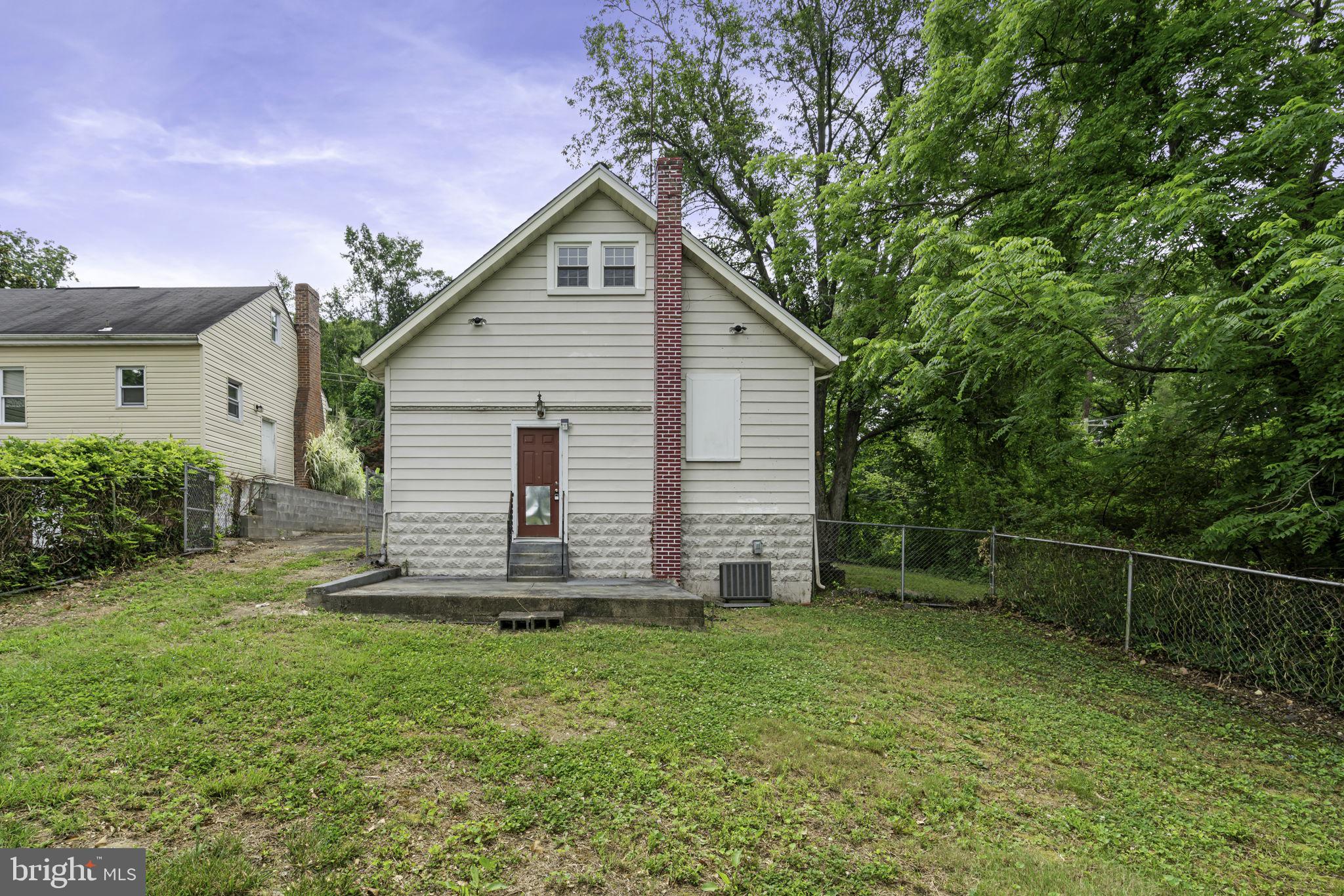 19316 Weaver Road Triangle, VA 22172 - Photo 5 of 33 a view of a house with a yard