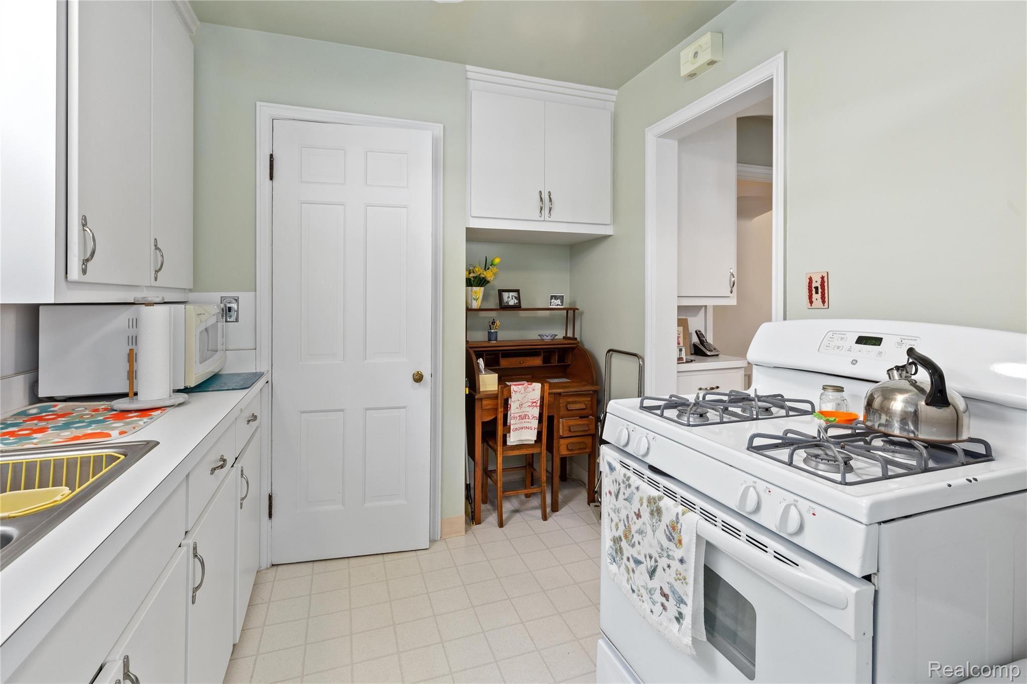 20475 Picadilly Road Detroit, MI 48221 - Photo 13 of 29 Quaint Kitchen