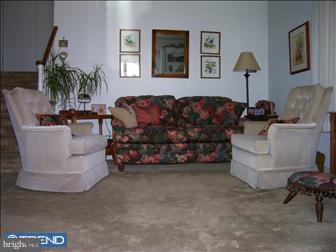 809 Scotia Road Philadelphia, PA 19128 - Photo 4 of 6 Living Room