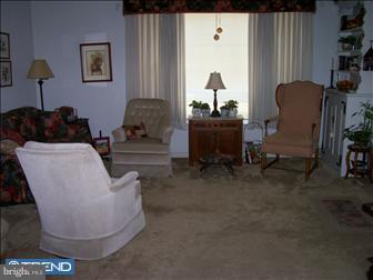 809 Scotia Road Philadelphia, PA 19128 - Photo 6 of 6 Living Room