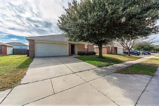 $1,995 | 12629 Azure Heights Place, Rhome, TX 76078