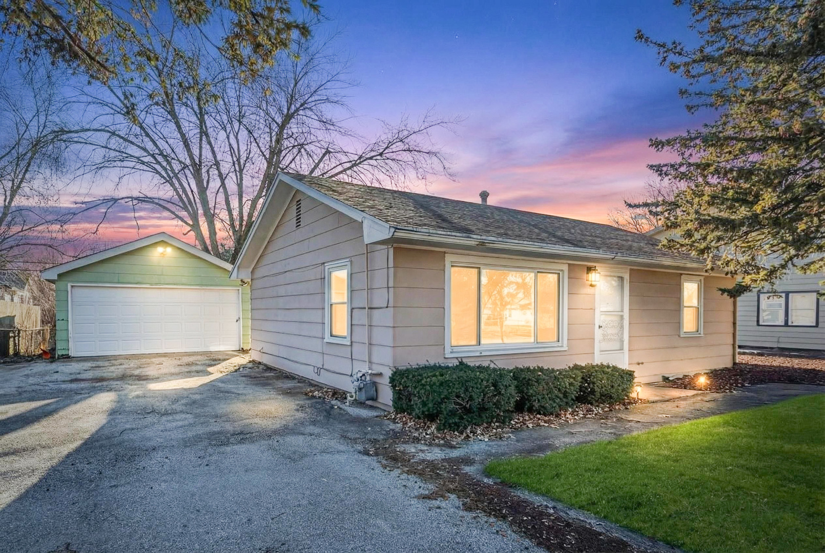 a view of a house with a yard