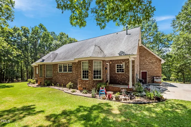 a view of a house with back yard