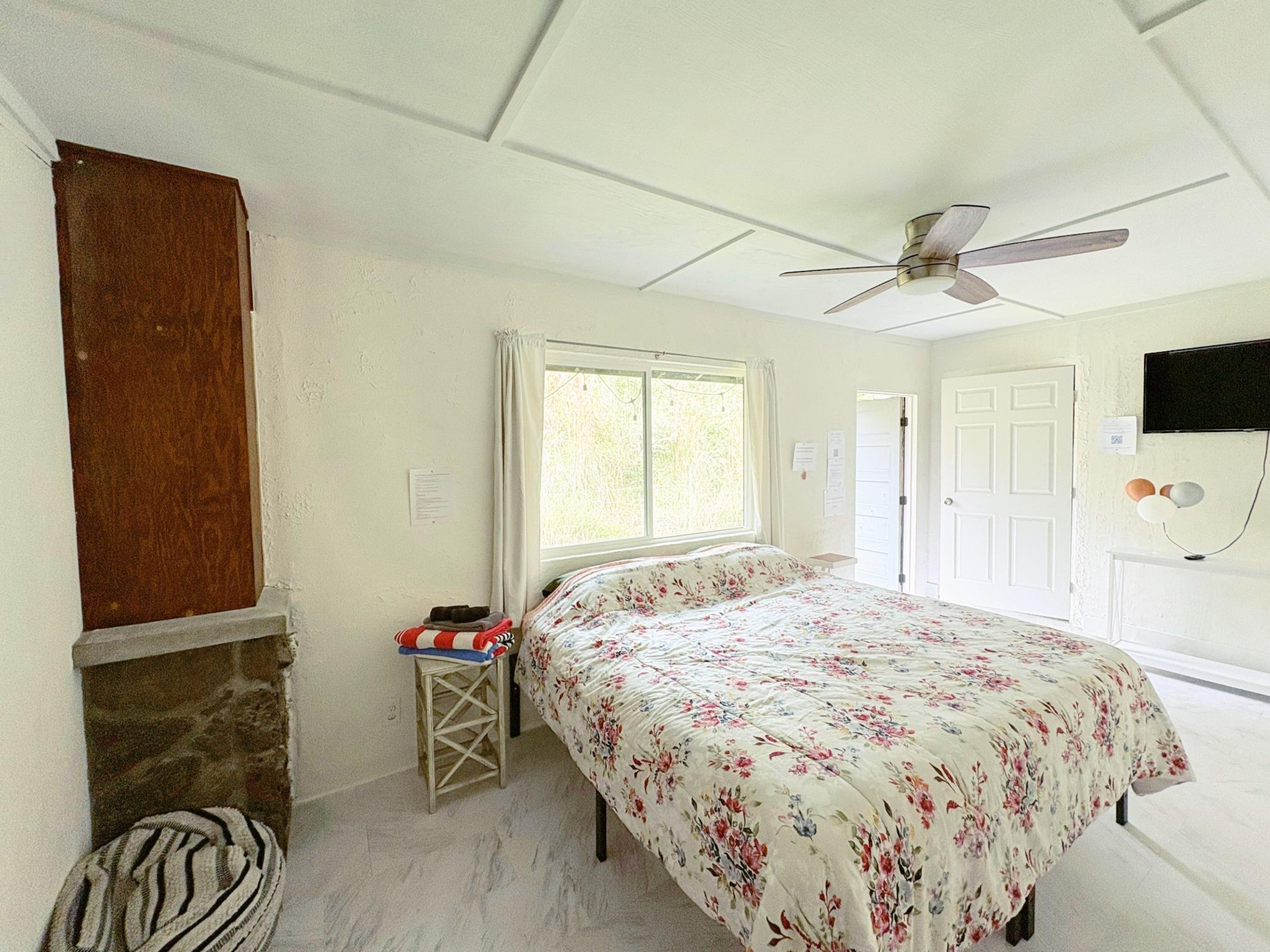 11-3083 Kaleponi Road Mountain View, HI 96771 - Photo 18 of 28 a bedroom with a bed and a window