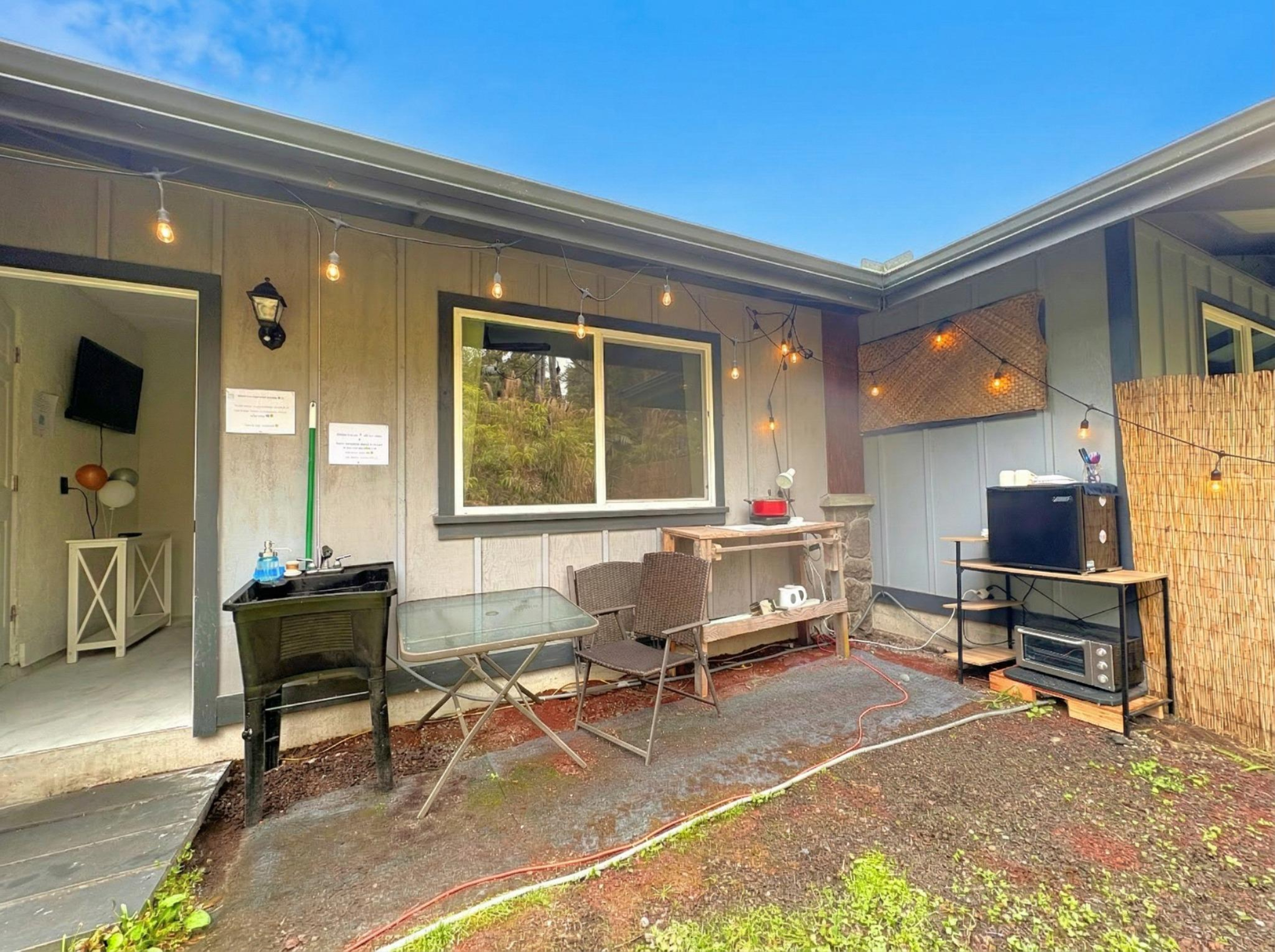 11-3083 Kaleponi Road Mountain View, HI 96771 - Photo 20 of 28 a living room filled with furniture and a potted plant