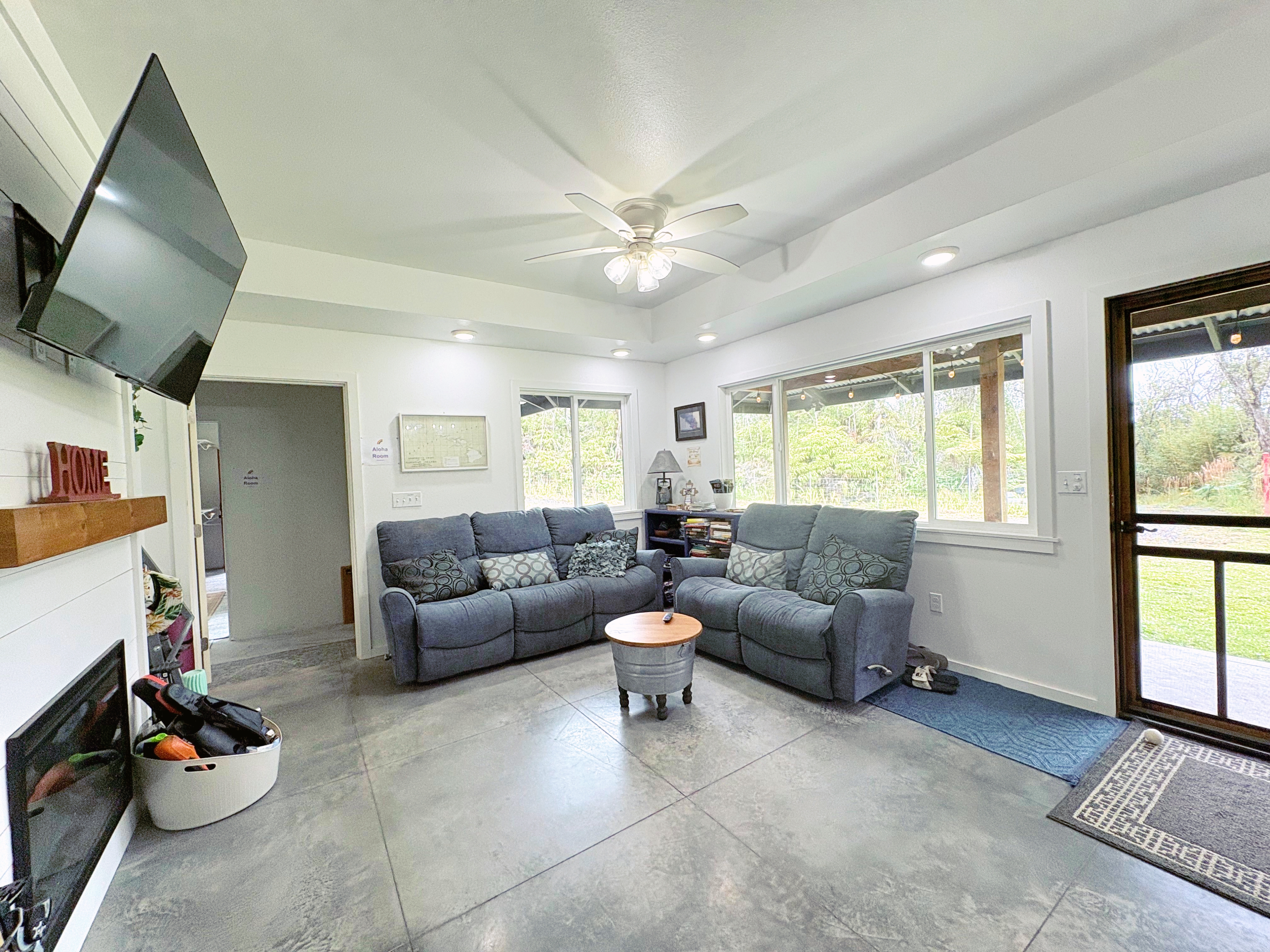 11-3083 Kaleponi Road Mountain View, HI 96771 - Photo 6 of 28 a living room with furniture and a window