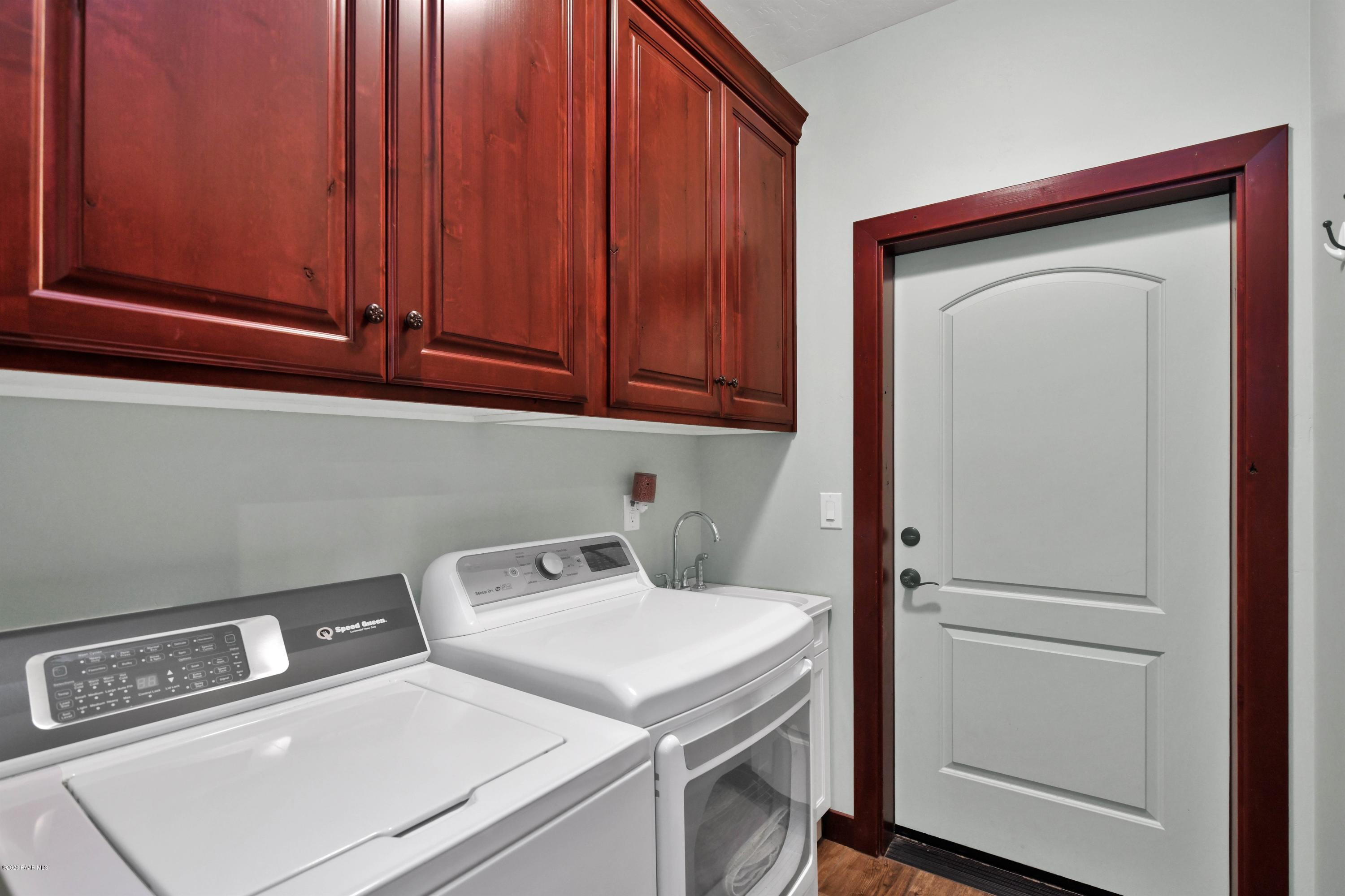 1275 West Cliff Rose Road Prescott, AZ 86305 - Photo 26 of 38 Laundry Room
