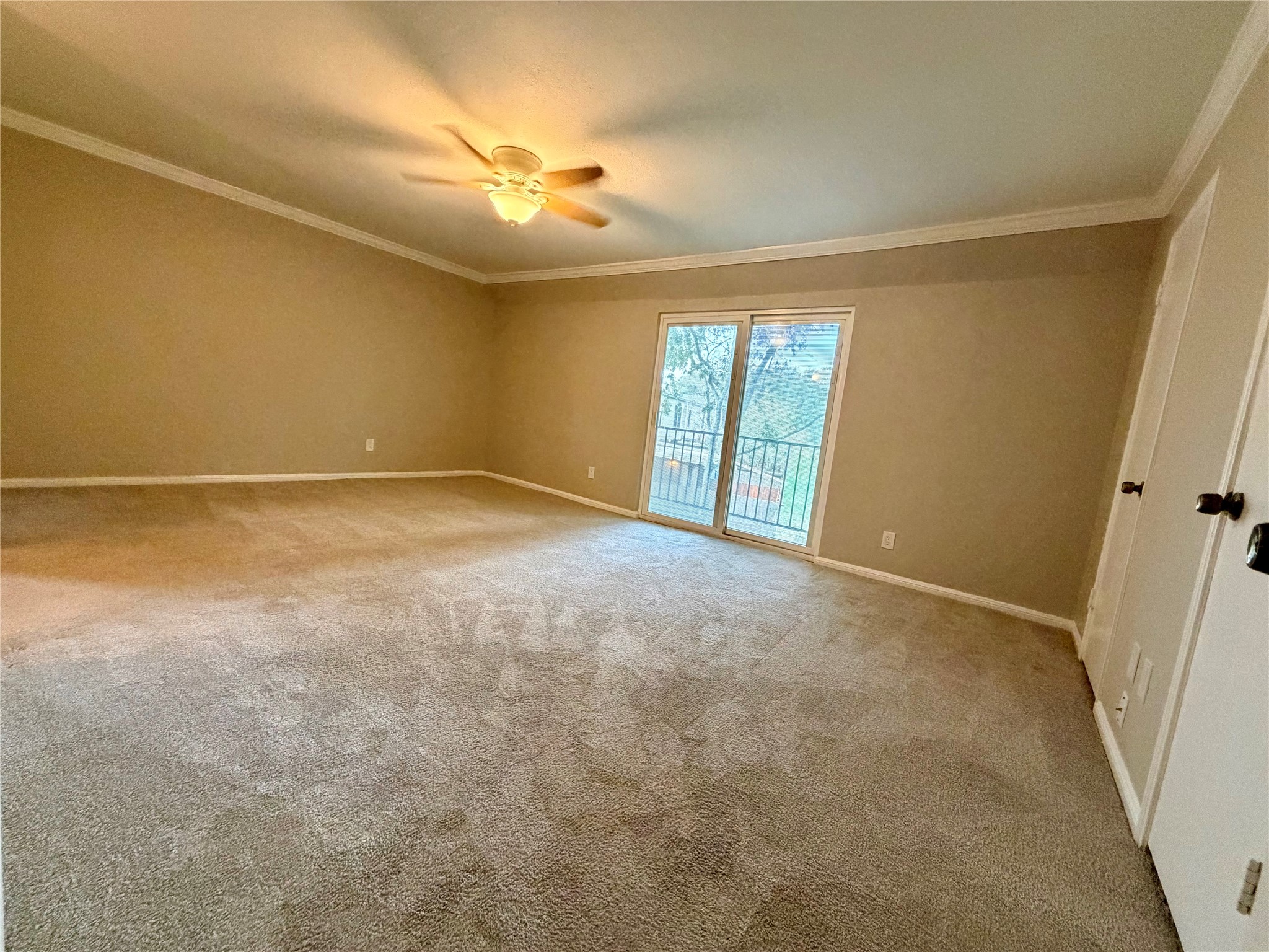 811 Threadneedle Street, Unit 267 Houston, TX 77079 - Photo 12 of 21 an empty room with windows and chandelier