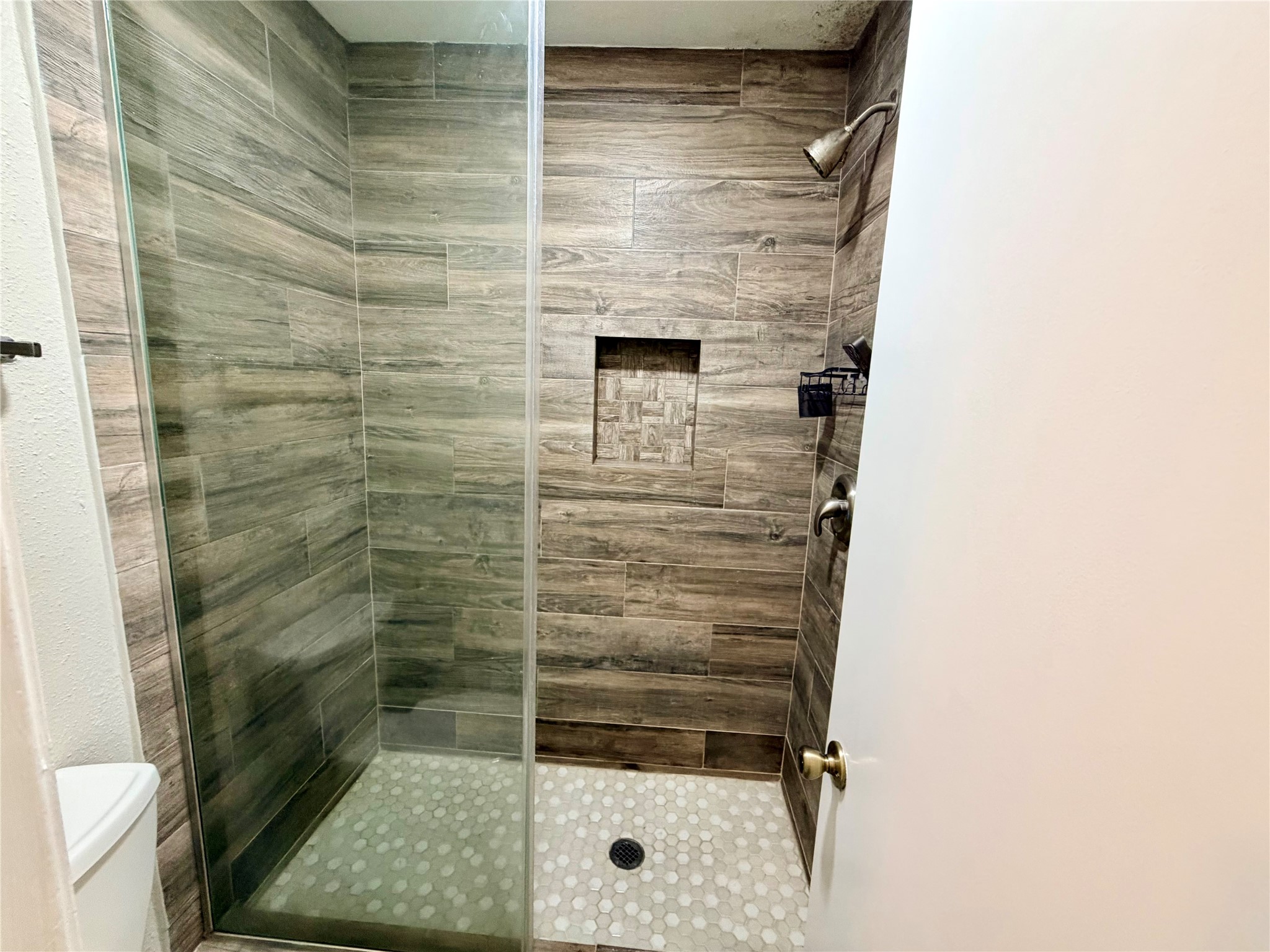 811 Threadneedle Street, Unit 267 Houston, TX 77079 - Photo 14 of 21 a bathroom with a shower