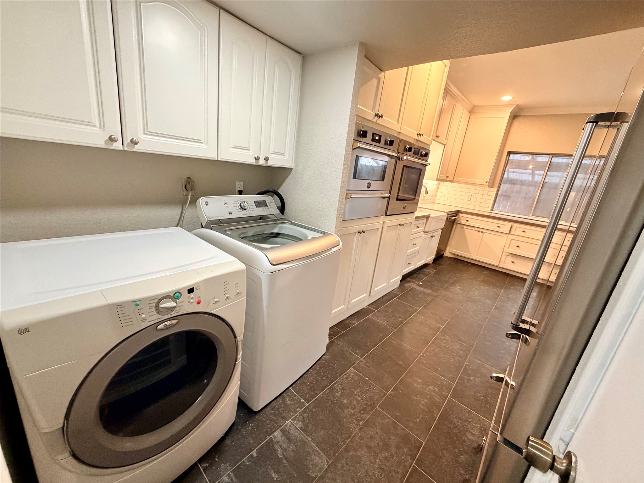 811 Threadneedle Street, Unit 267 Houston, TX 77079 - Photo 8 of 21 a utility room with dryer and washer