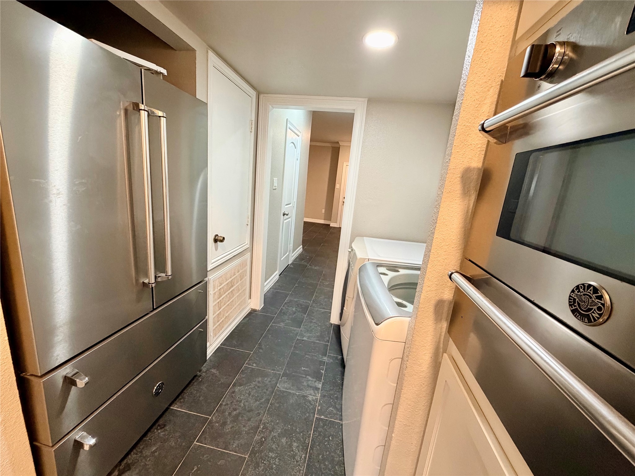 811 Threadneedle Street, Unit 267 Houston, TX 77079 - Photo 10 of 21 a view of a refrigerator and car parked