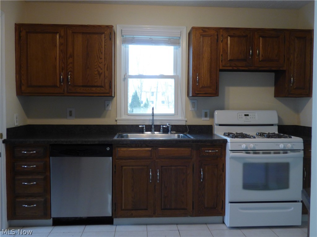 1604 Sunview Road Cleveland, OH 44124 - Photo 8 of 28