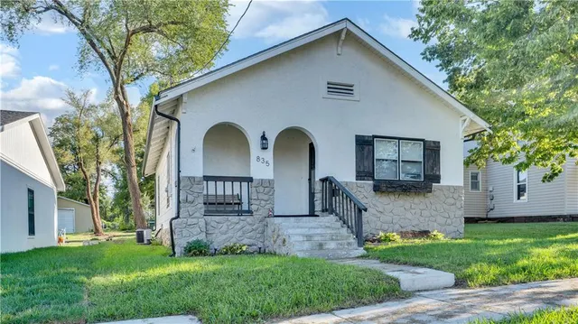 $1,200 | 835 Brown Avenue, Osawatomie, KS 66064