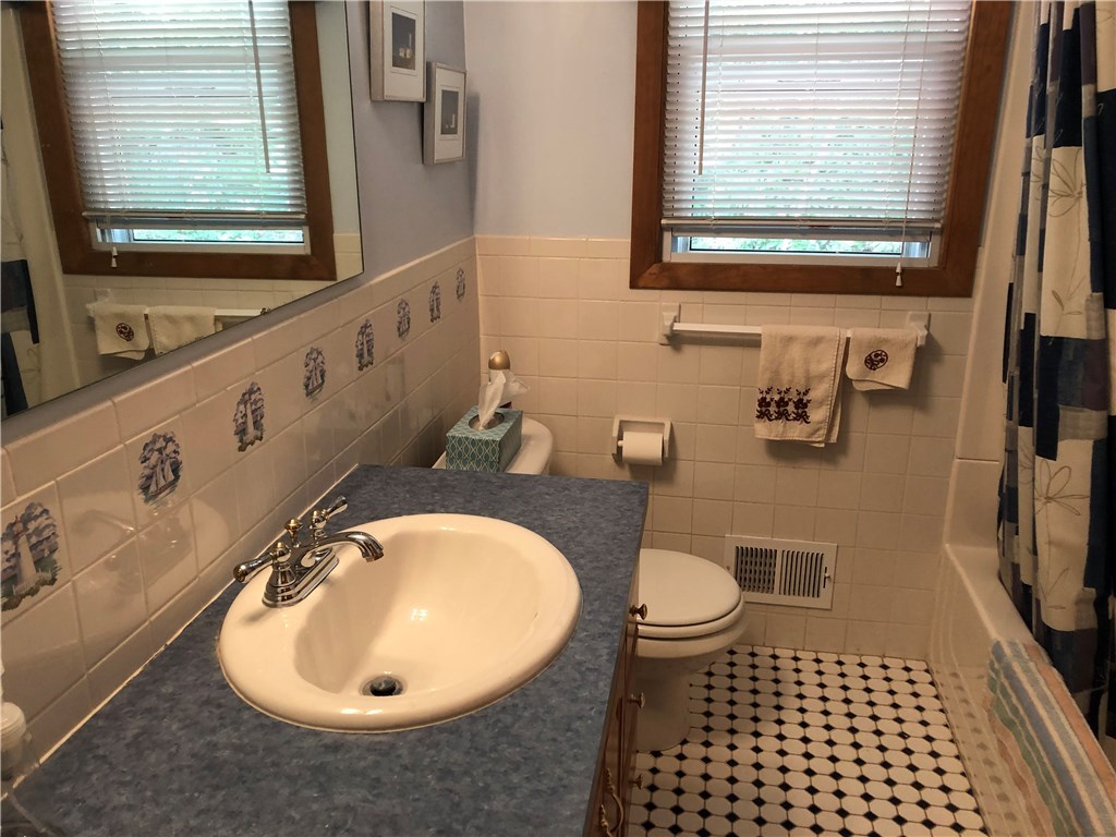 2 Gilbert Street Warwick, RI 02886 - Photo 13 of 27 Gallery Image 13