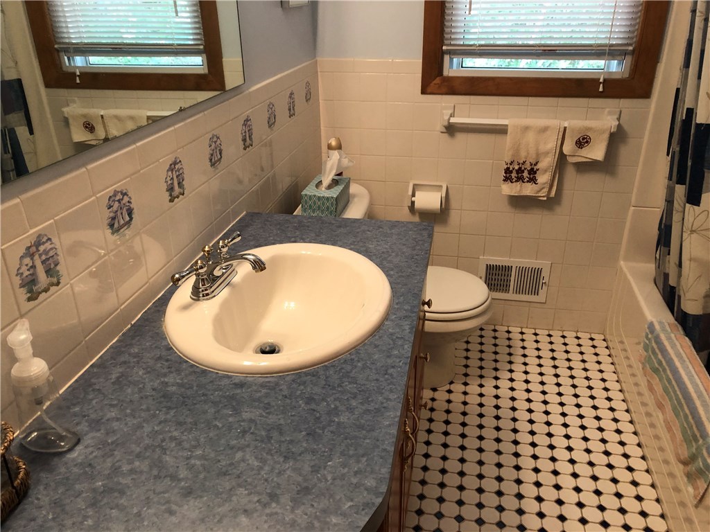 2 Gilbert Street Warwick, RI 02886 - Photo 14 of 27 Gallery Image 14
