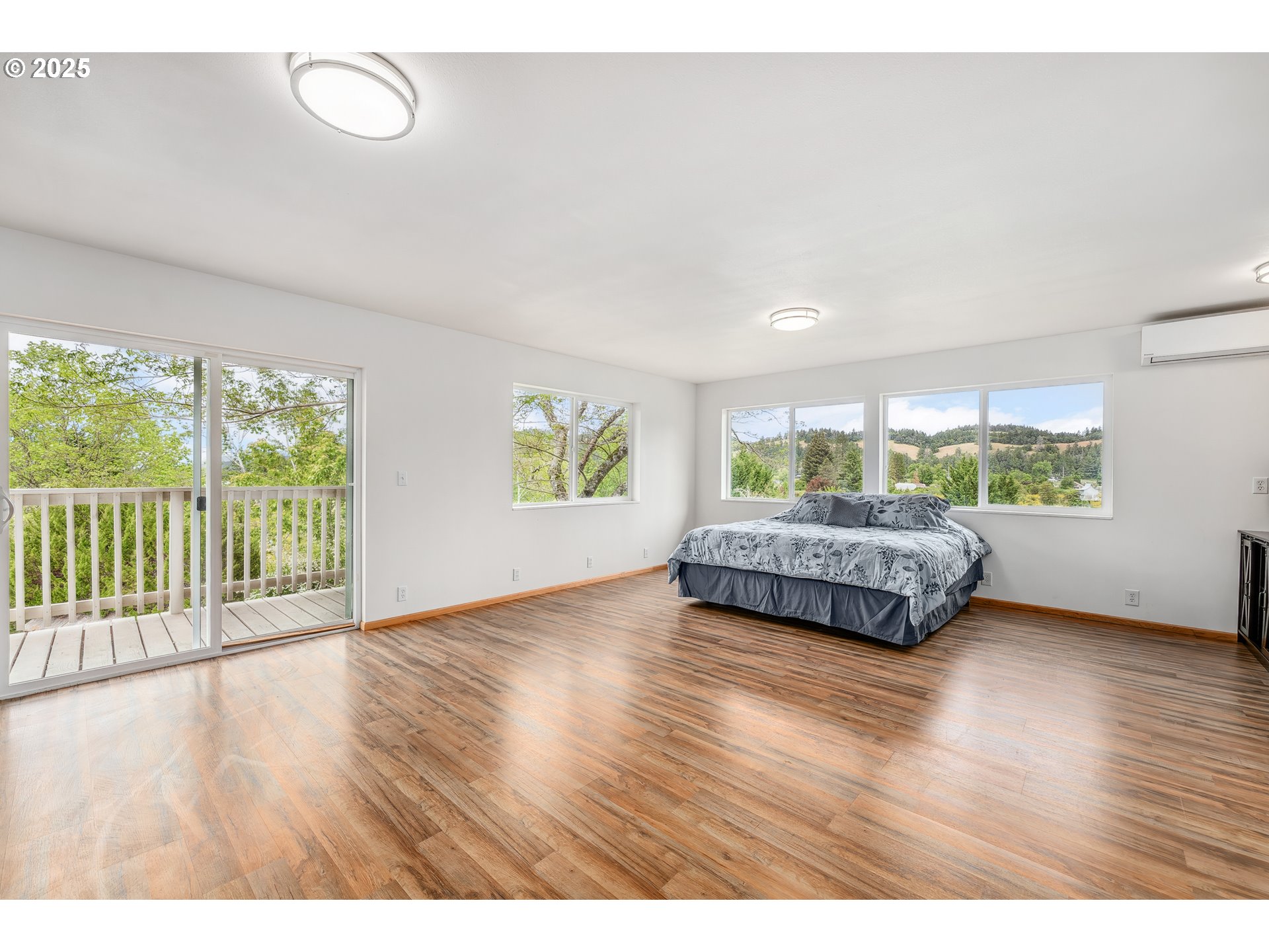 250 Valley View Road Sutherlin, OR 97479 - Photo 13 of 46 Owner's Suite Bathroom