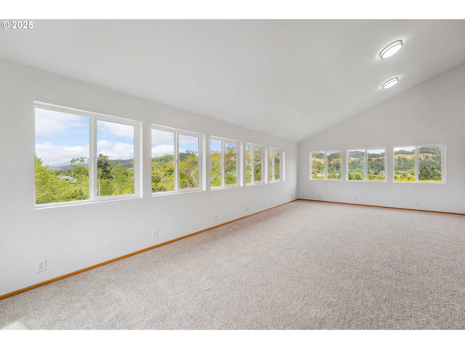 250 Valley View Road Sutherlin, OR 97479 - Photo 23 of 46 Hallway