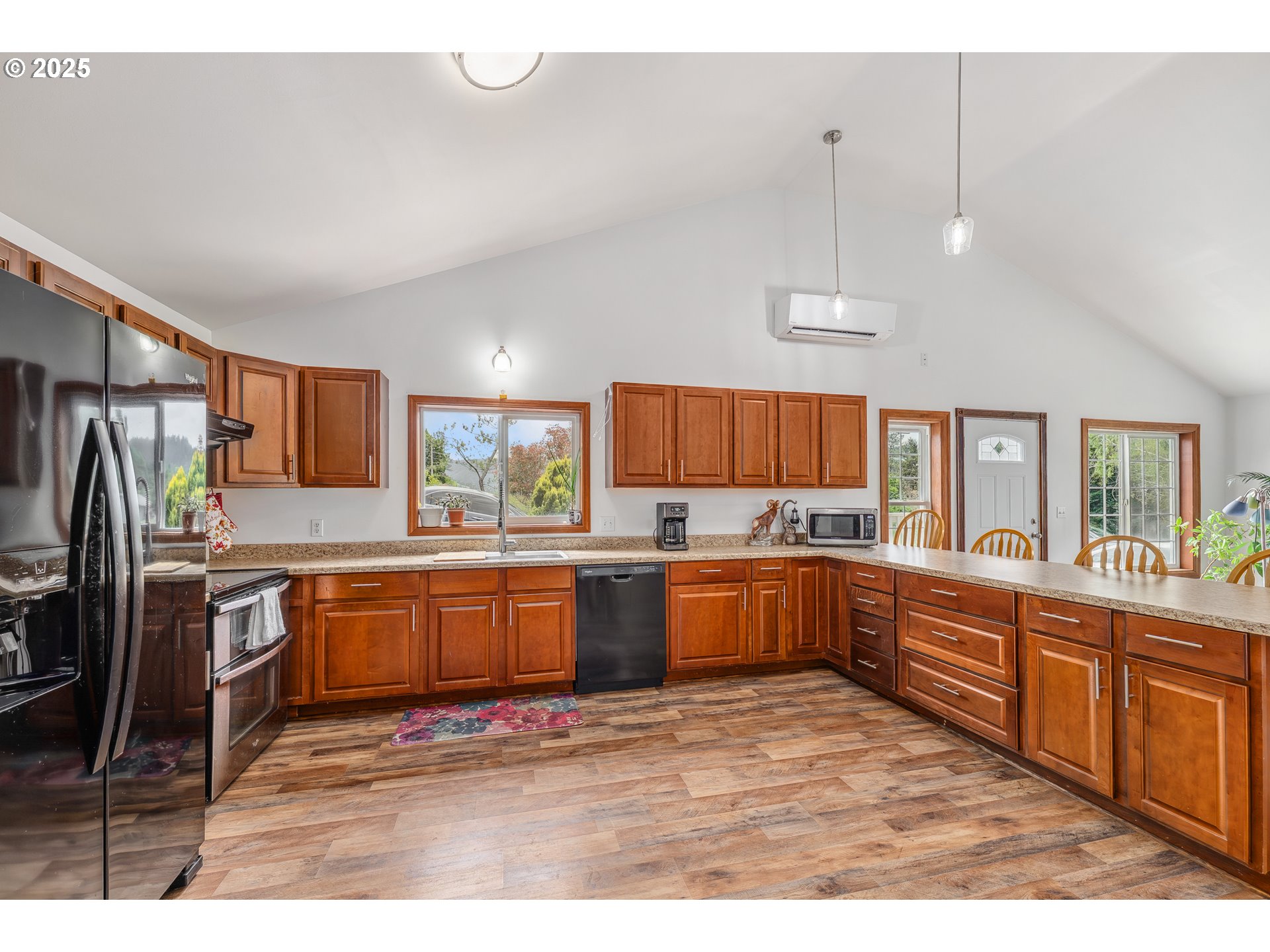 250 Valley View Road Sutherlin, OR 97479 - Photo 9 of 46 Owner's Suite Bedroom