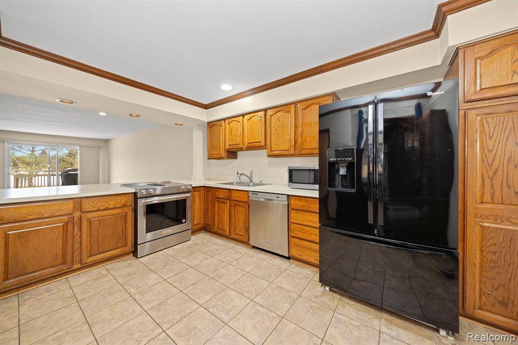 694 Tennyson Rochester Hills, MI 48307 - Photo 10 of 28