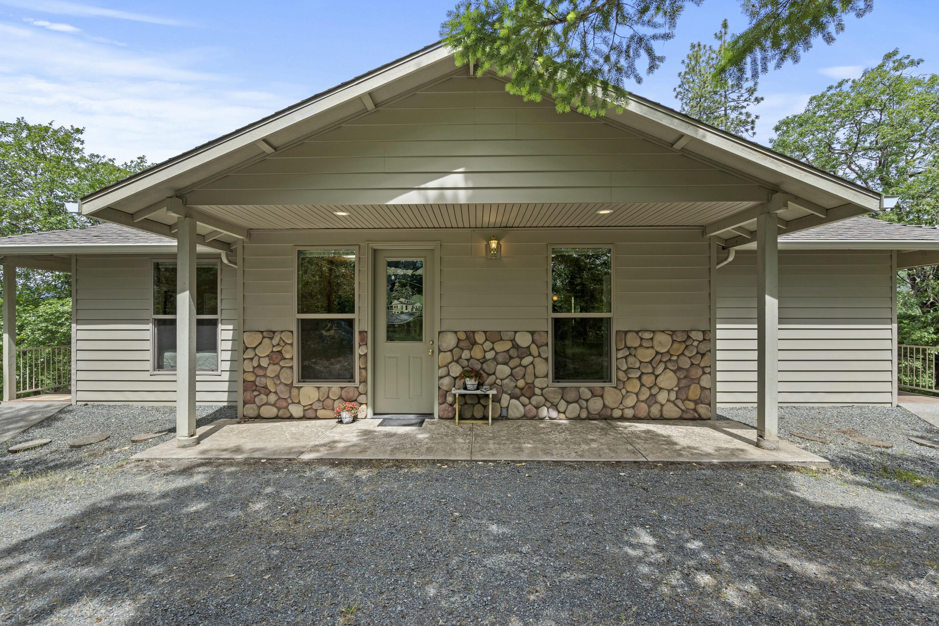 466 Three Pines Road Grants Pass, OR 97526 - Photo 2 of 41 tempImageQtDhsx