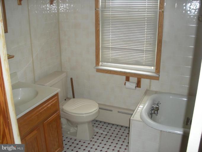 7308 Manchester Road Dundalk, MD 21222 - Photo 10 of 15 Bath #1