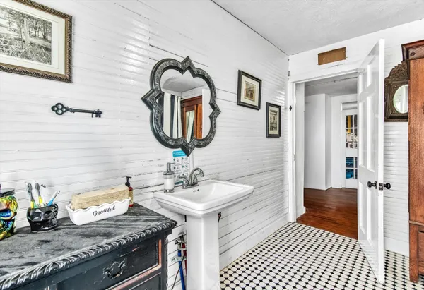 $235,000 | 411 Willcox Street, Anahuac, TX 77514