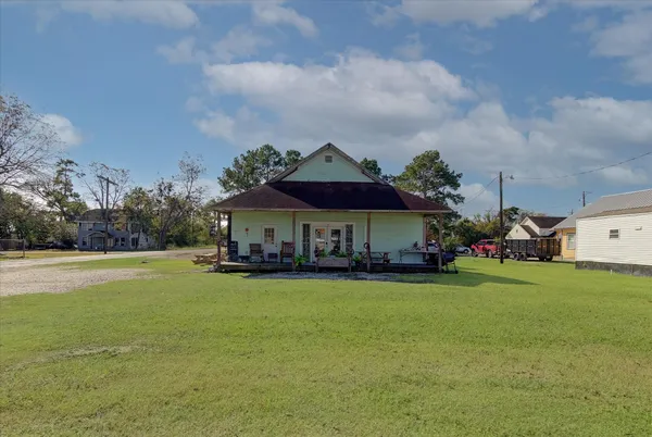 $235,000 | 411 Willcox Street, Anahuac, TX 77514