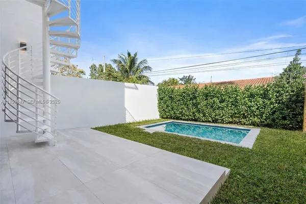 a view of a backyard with plants