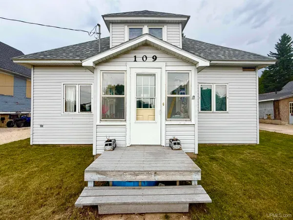 $99,500 | 109 North 2nd Street, Manistique, MI 49854