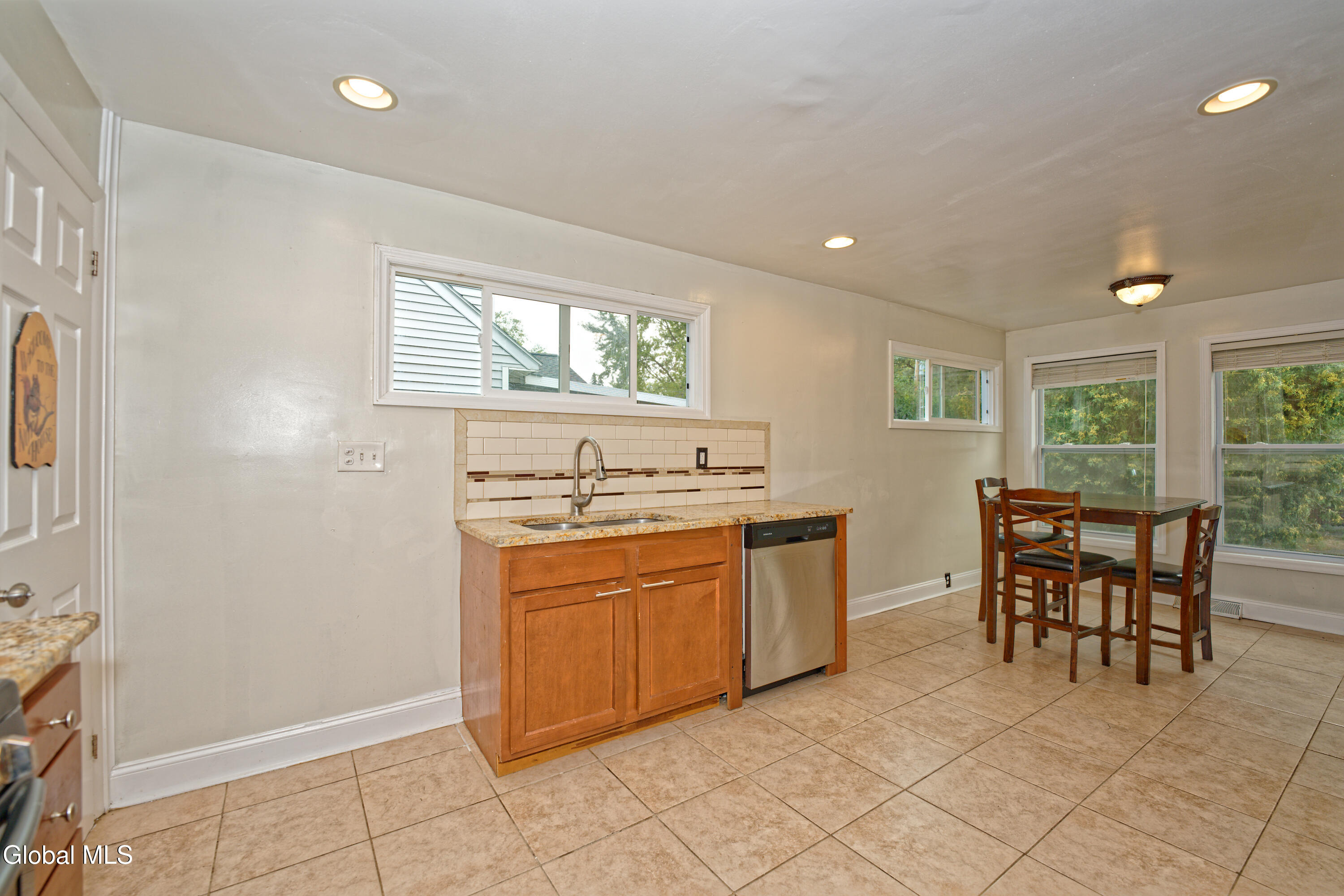 1250 Sumner Avenue Schenectady, NY 12309 - Photo 19 of 63 4 Kitchen 8