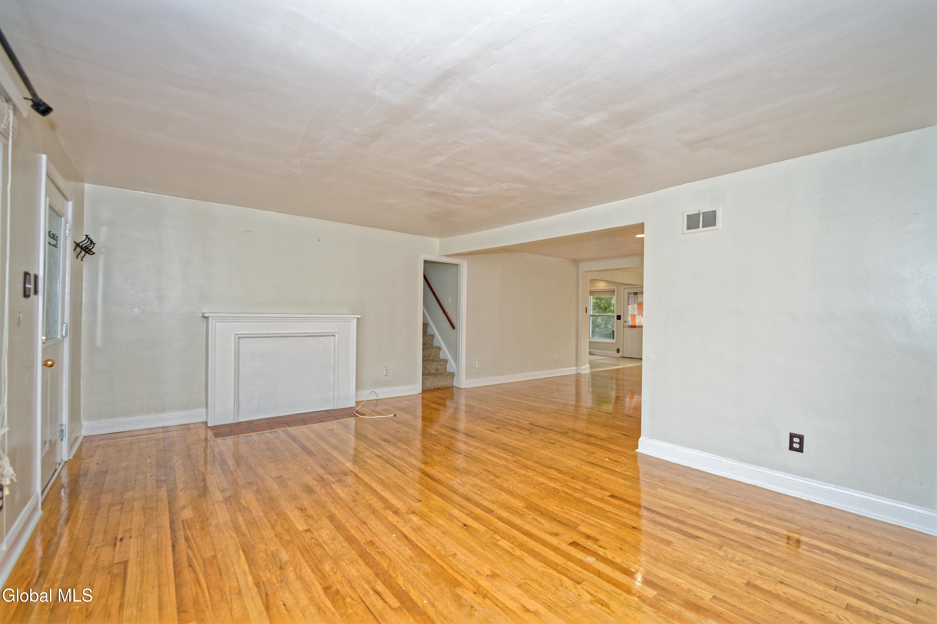 1250 Sumner Avenue Schenectady, NY 12309 - Photo 7 of 63 2 Livingroom 4