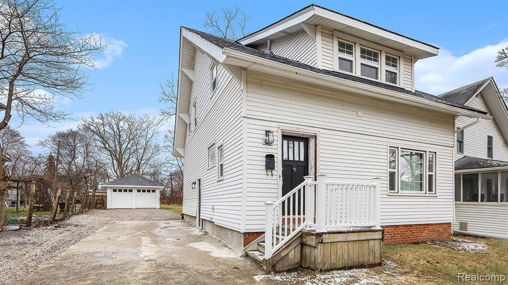 369 West Iroquois Road Pontiac, MI 48341 - Photo 3 of 23 Gallery Image 3