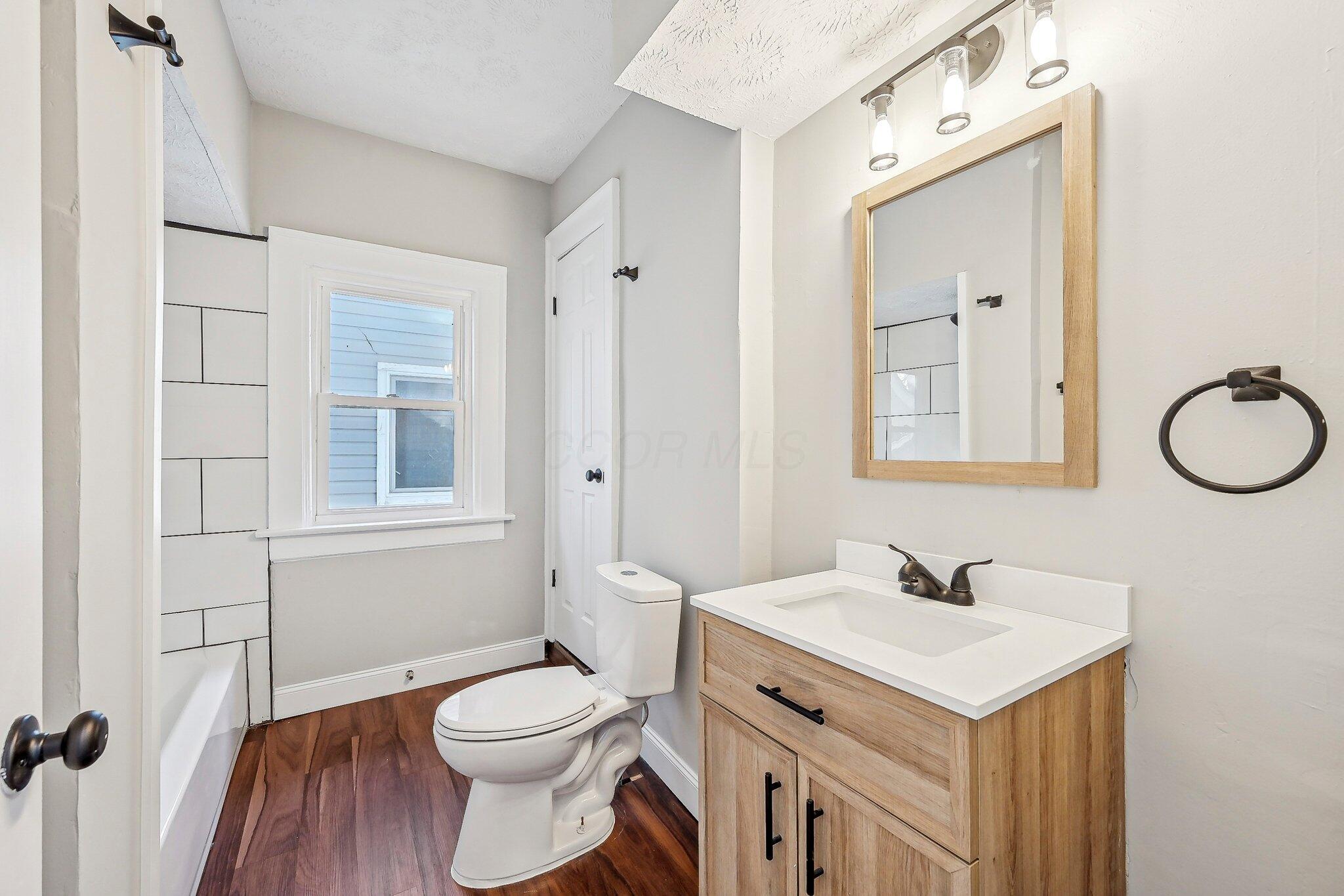 739 Berkeley Road Columbus, OH 43205 - Photo 17 of 39 Upstairs Full Bath