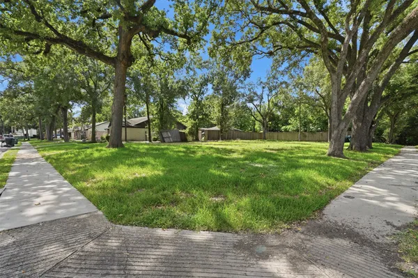 $850,000 | 6235 Queenswood Lane, Houston, TX 77008