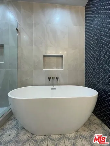 $7,000 | 601 South Sweetzer Avenue, Los Angeles, CA 90048