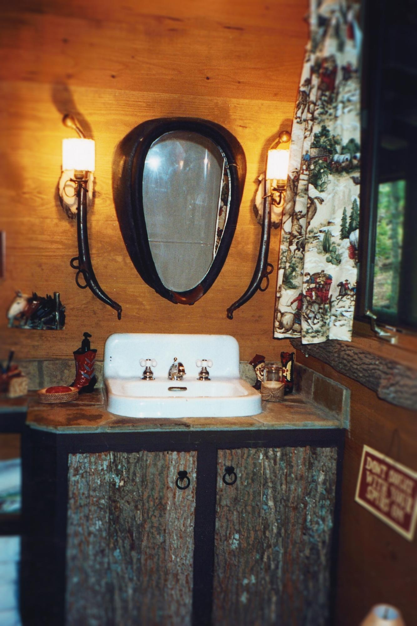 300 Buck Ridge Road Oneida, TN 37841 - Photo 23 of 39 Main level bath