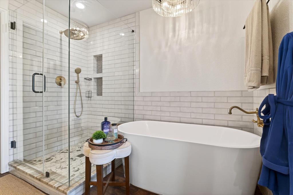 7675 Michael Road Sanger, TX 76266 - Photo 26 of 40 a bathroom with a sink a bathtub and shower