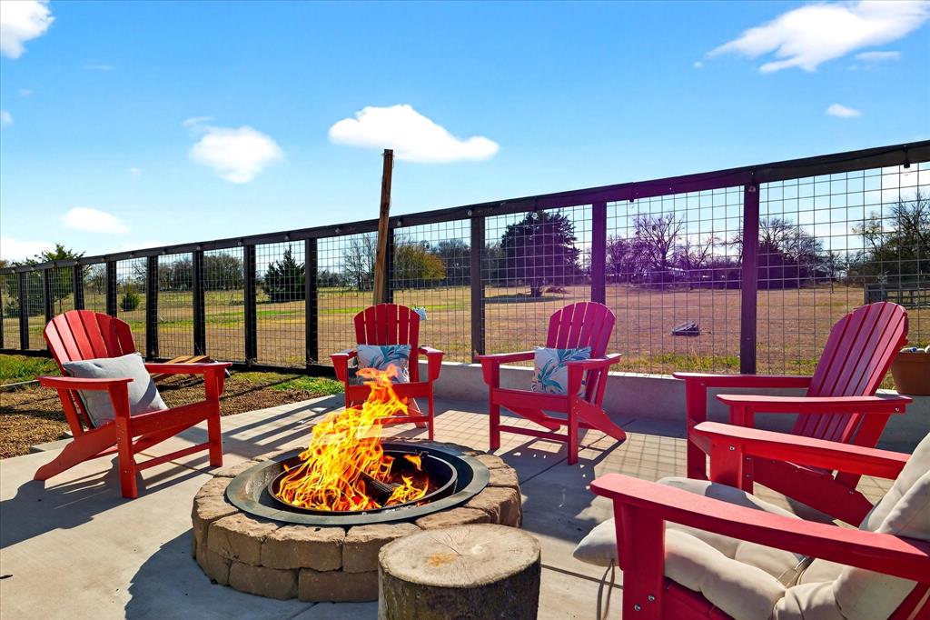7675 Michael Road Sanger, TX 76266 - Photo 33 of 40 a living room with furniture and a large window