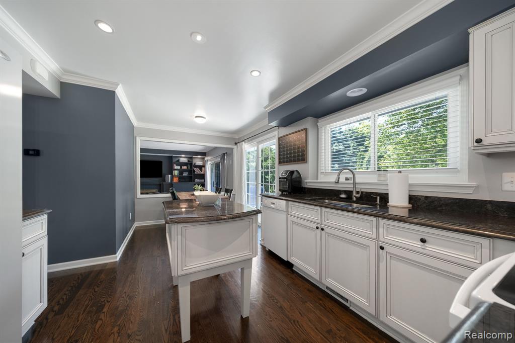 2372 Millbrook Court Rochester Hills, MI 48306 - Photo 11 of 34