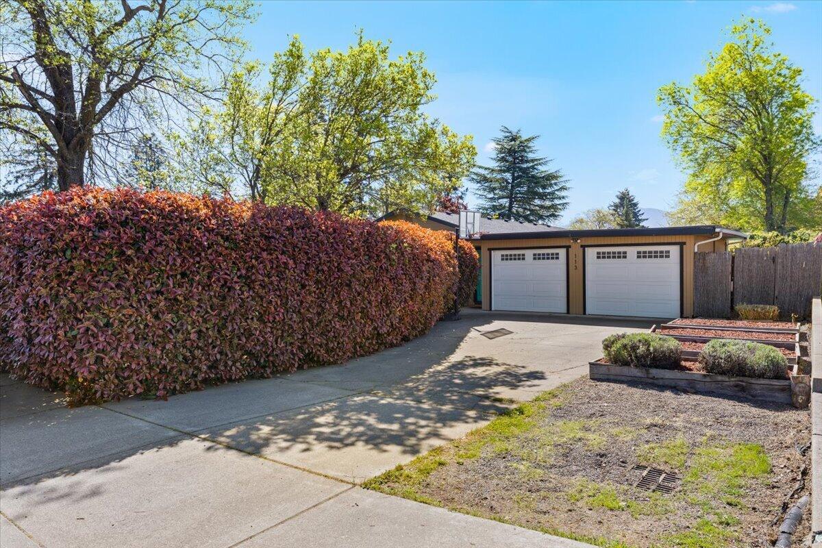113 Houston Road Phoenix, OR 97535 - Photo 9 of 29 a view of a backyard of the house