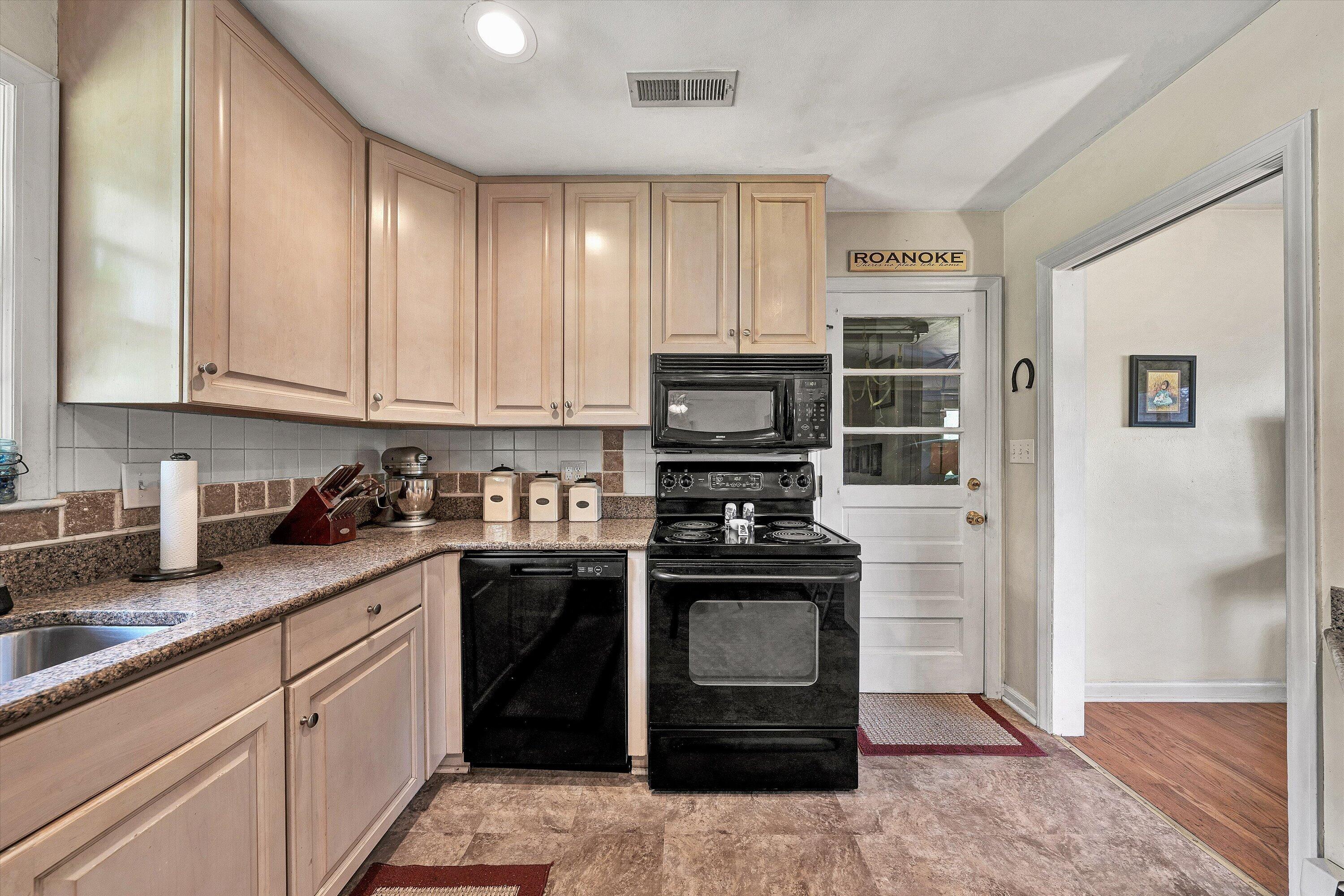 7008 Goff Road Roanoke, VA 24019 - Photo 11 of 38 08-DSC00223