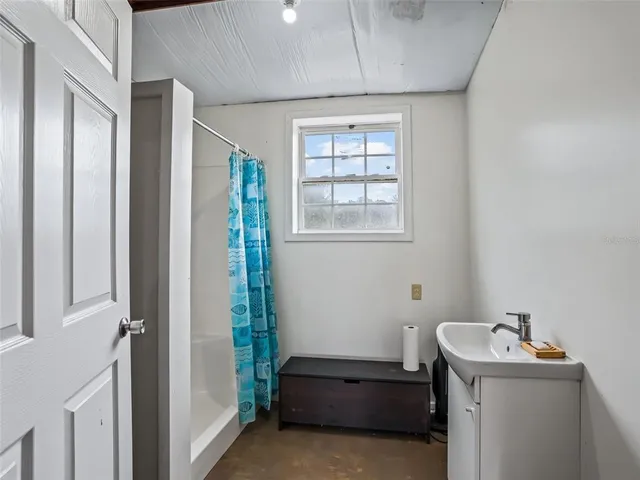 a view of a house with backyard