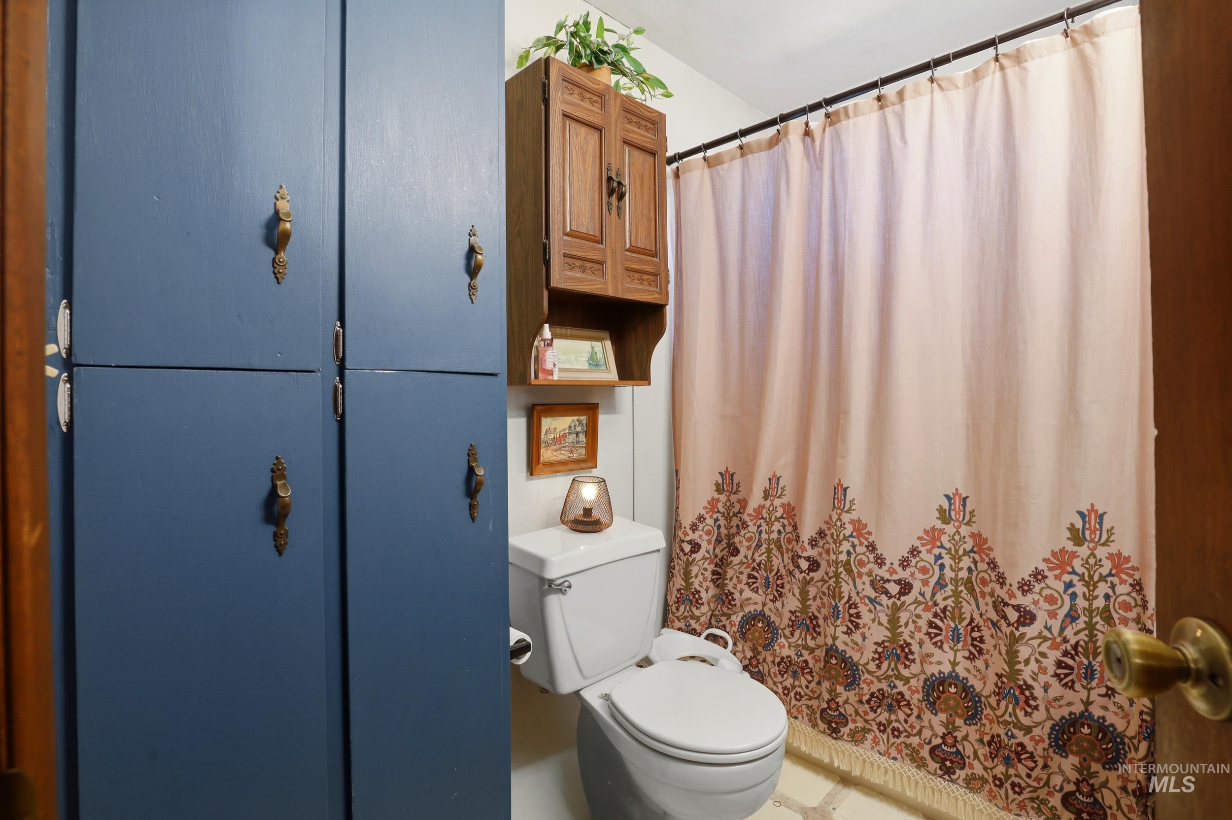 725 Elm Street Potlatch, ID 83855 - Photo 30 of 50 Bathroom featuring curtained shower