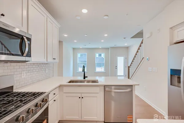 $3,200 | 323 Sadie Circle, New Brunswick, NJ 08901