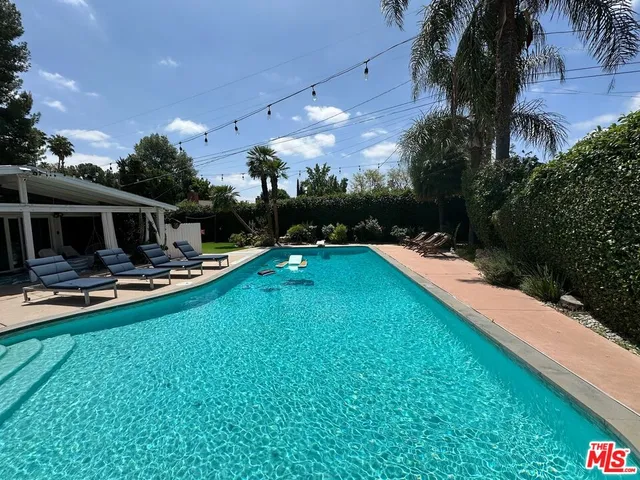 $8,500 | 22428 Victory Boulevard, Woodland Hills, CA 91367