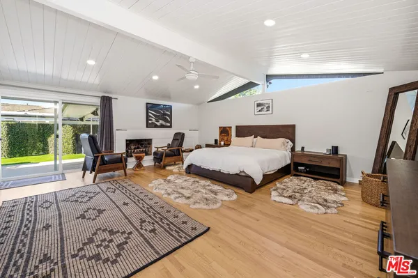 a en suite bathroom with a shower